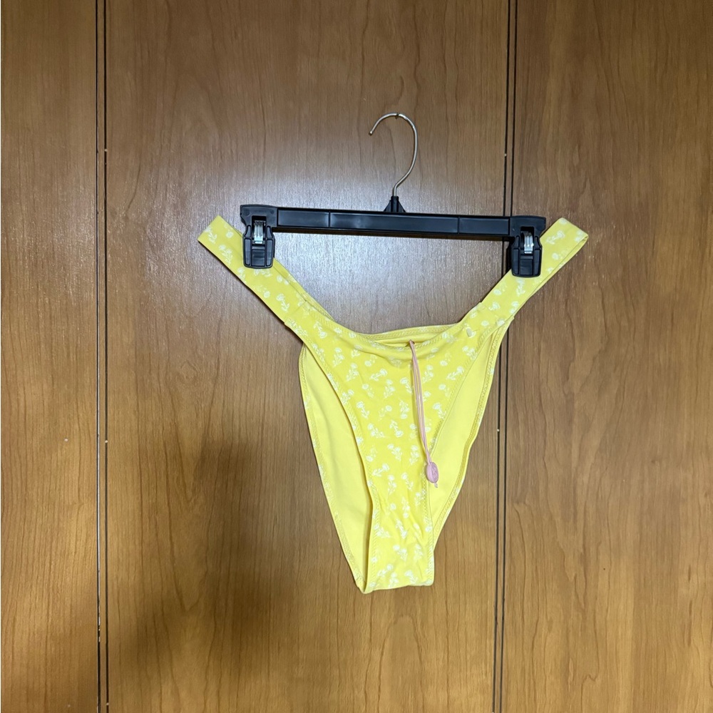 House of CB MARIPOSA
YELLOW WHITE FLORAL PRINT BIKINI - Picture 4 of 4